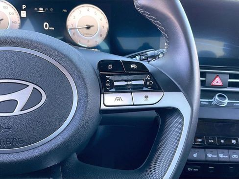 Used 2025 Hyundai Elantra SEL image 17