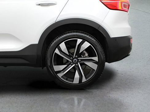 Certified 2025 Volvo XC40 B5 Ultra AWD/4WD image 13