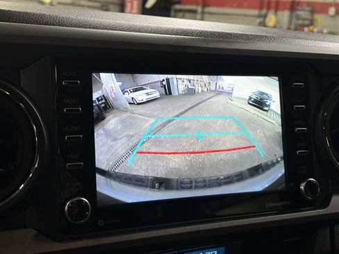 Used 2022 Toyota Tacoma TRD Sport image 19