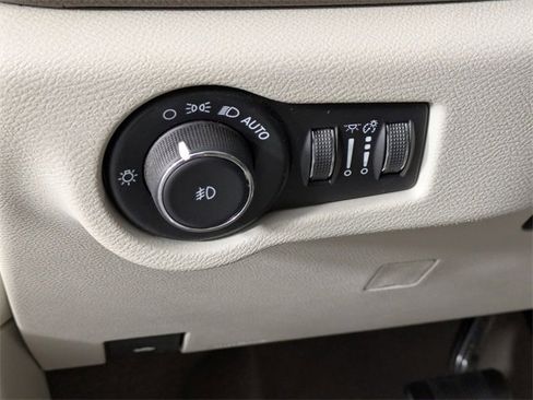 Certified 2021 Chrysler Pacifica Touring-L image 15