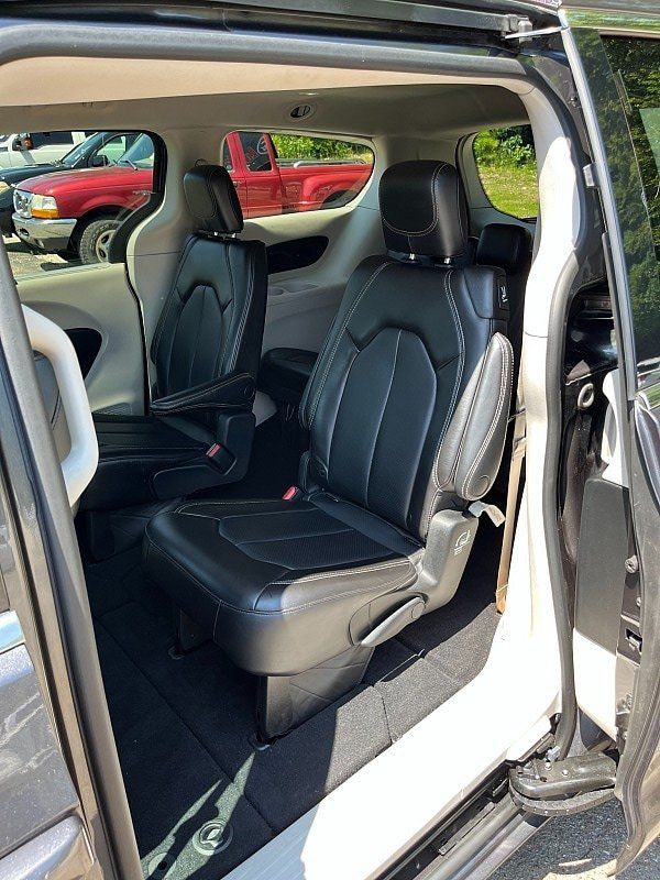 Used 2023 Chrysler Pacifica Touring-L FWD image 16