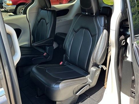 Used 2023 Chrysler Pacifica Touring-L FWD image 16