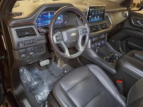 Used 2022 Chevrolet Suburban LT RWD image 3