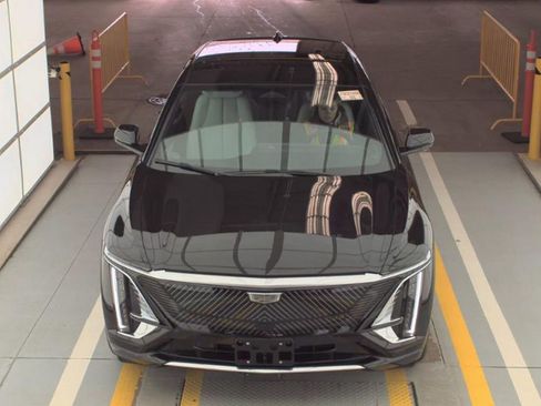 Used 2024 Cadillac Lyriq Luxury w/ LPO, Floor Liner Package AWD/4WD image 2