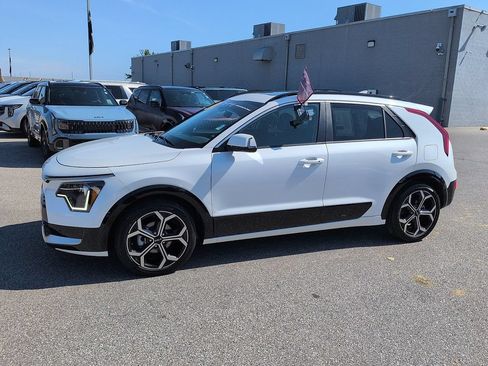 Used 2023 Kia Niro EX Touring FWD image 4