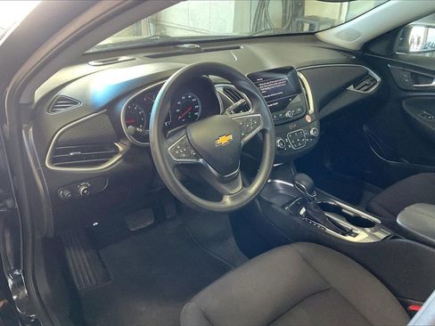 Used 2025 Chevrolet Malibu LT image 4