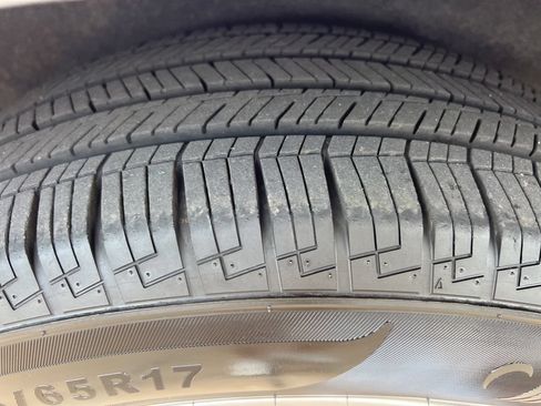 Used 2024 Chrysler Pacifica Touring-L FWD image 11