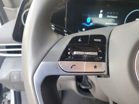 Used 2025 Hyundai Elantra SEL FWD image 19