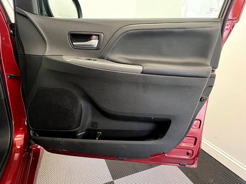 Used 2016 Toyota Sienna SE Premium image 11