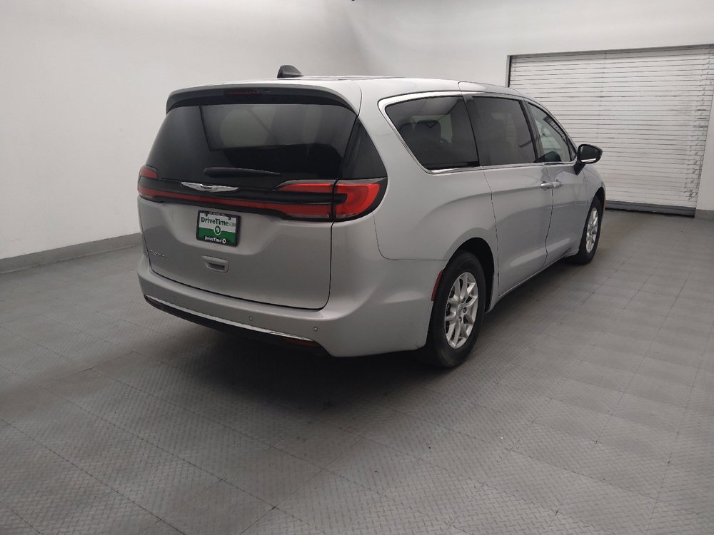Used 2024 Chrysler Pacifica Touring-L FWD image 9