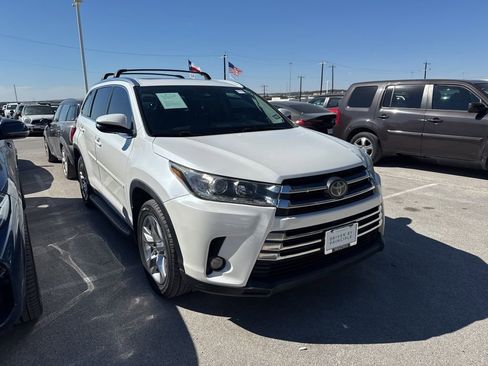 Used 2017 Toyota Highlander Limited image 2