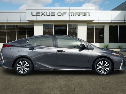 Used 2017 Toyota Prius Prime Premium image 7