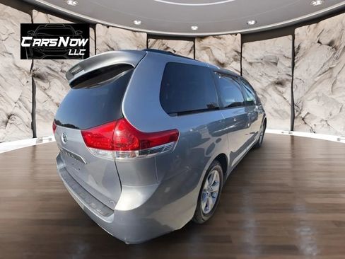 Used 2013 Toyota Sienna LE image 4