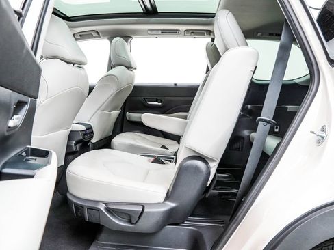 Used 2024 Toyota Grand Highlander AWD image 18