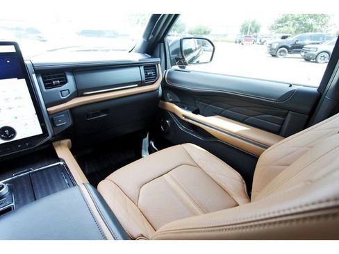 Used 2023 Ford Expedition Platinum RWD image 9