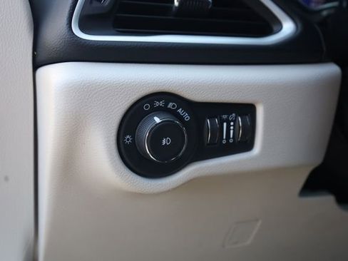 Used 2024 Chrysler Pacifica Touring-L FWD image 11