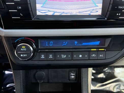 Used 2016 Toyota Corolla LE image 28