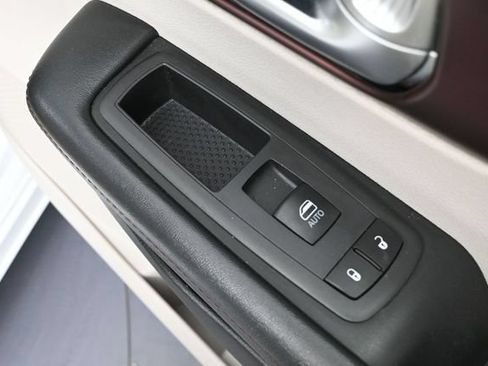 Used 2020 Chrysler Pacifica Limited FWD image 49