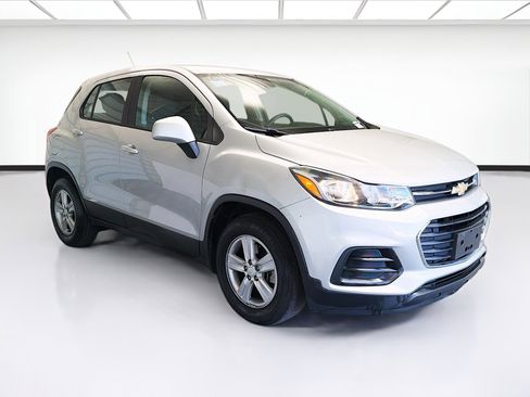 Used 2020 Chevrolet Trax LS w/ LPO, Cargo Package FWD image 3
