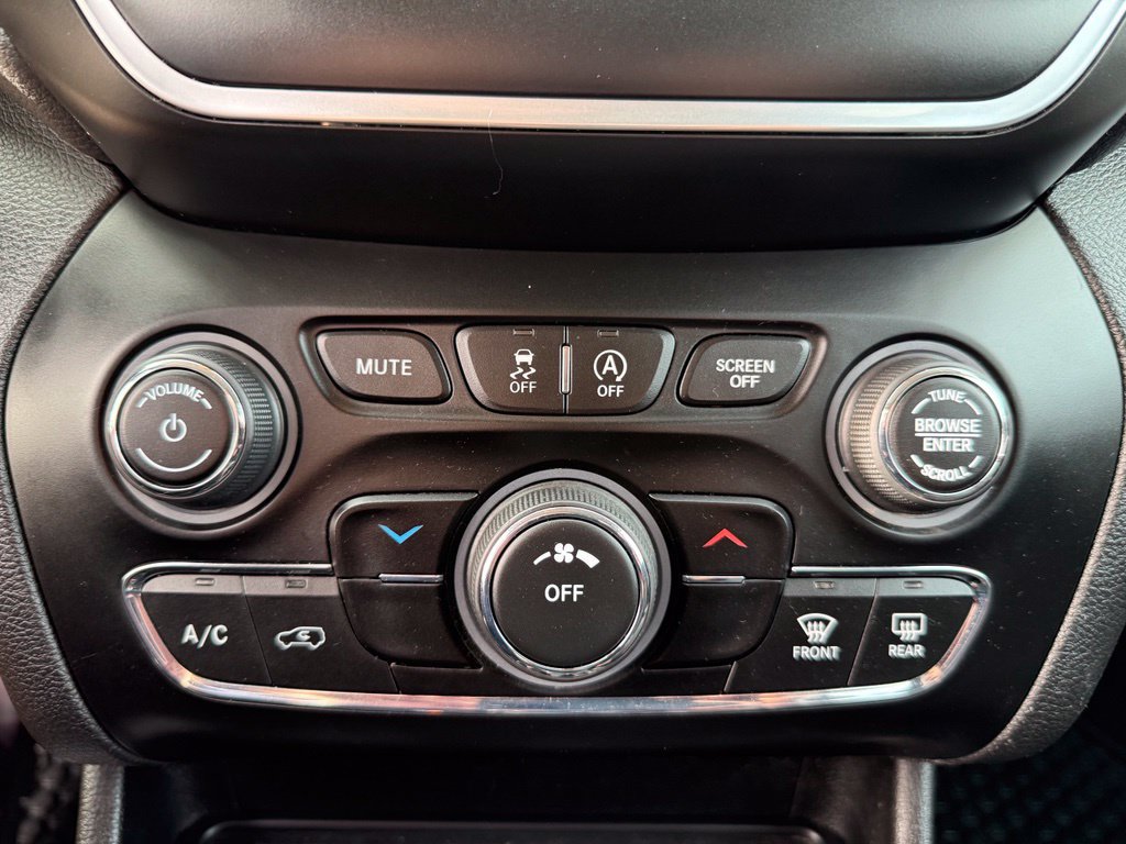 Used 2019 Jeep Cherokee Latitude w/ Cold Weather Group AWD/4WD image 33