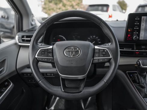 Used 2021 Toyota Sienna XLE image 32