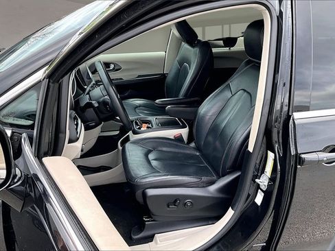 Used 2022 Chrysler Pacifica Touring-L FWD image 26