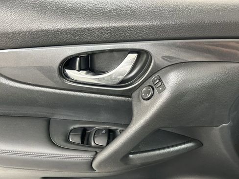 Used 2018 Nissan Rogue S AWD/4WD image 11