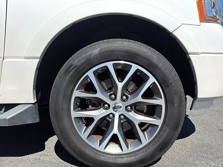 Used 2017 Ford Expedition XLT w/ Equipment Group 202A RWD image 26