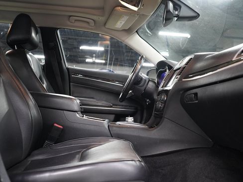 Used 2017 Chrysler 300 C RWD image 23
