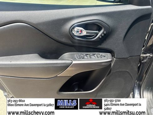 Used 2019 Jeep Cherokee Limited FWD image 10