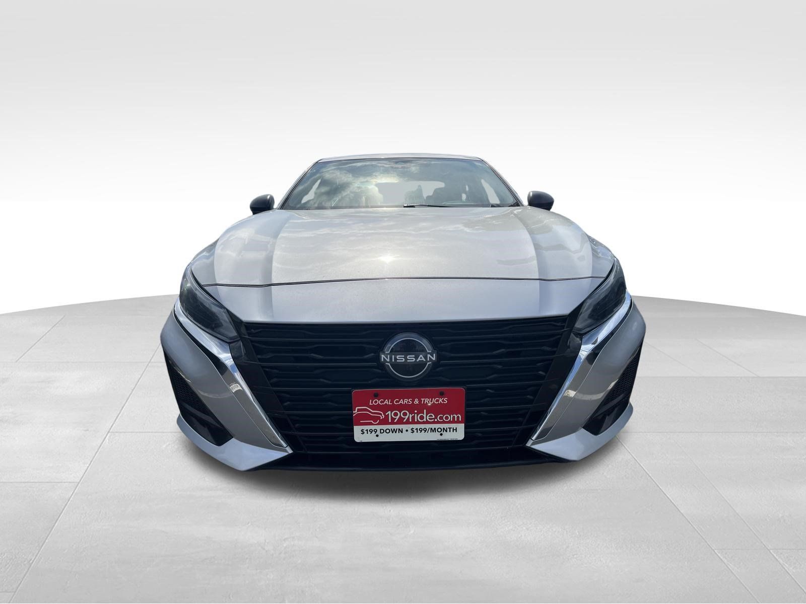 Used 2024 Nissan Altima 2.5 SV FWD image 2