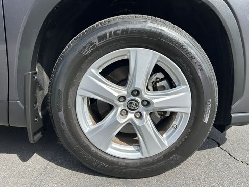 Used 2022 Toyota Highlander LE image 29