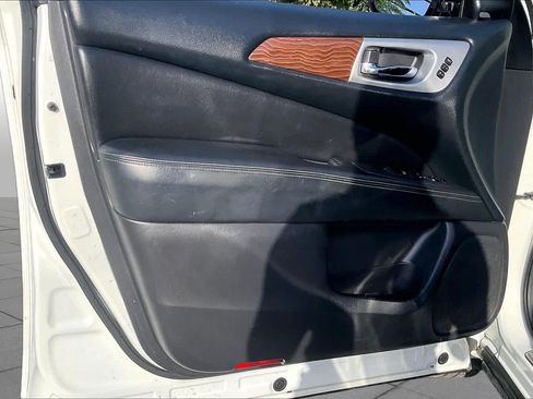 Used 2017 Nissan Pathfinder Platinum w/ Midnight Edition Package FWD image 19