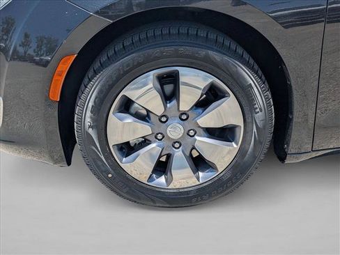 Used 2018 Chrysler Pacifica Limited w/ Advanced Safetytec Group FWD image 28