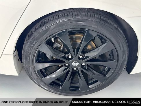 Certified 2017 Nissan Maxima SR w/ Midnight Edition FWD image 31