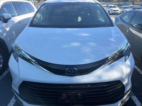 Used 2024 Toyota Sienna LE AWD/4WD image 3