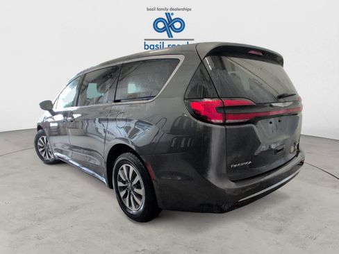 Used 2022 Chrysler Pacifica Touring-L image 5