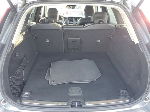 Used 2020 Volvo XC60 T5 Momentum w/ Protection Package Premier image 8