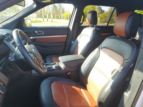 Used 2019 Ford Explorer XLT w/ Equipment Group 202A AWD/4WD image 17