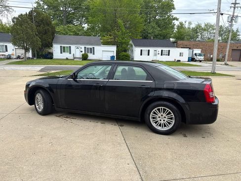 Used 2009 Chrysler 300 LX RWD image 5