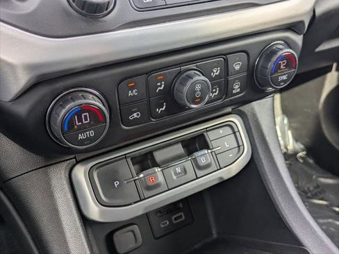 Used 2022 GMC Acadia SLE w/ Driver Convenience Package image 17