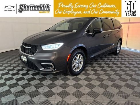 Used 2023 Chrysler Pacifica Touring-L FWD image 1