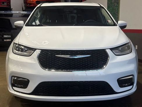 Used 2023 Chrysler Pacifica Touring-L FWD image 77