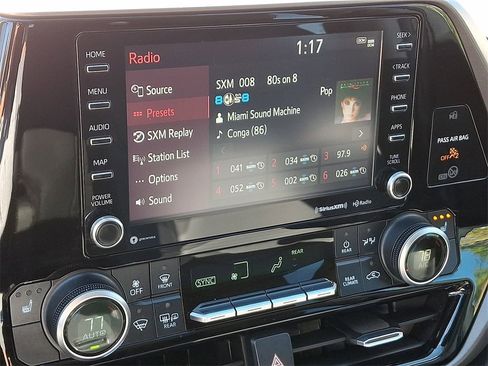 Used 2020 Toyota Highlander XLE image 19