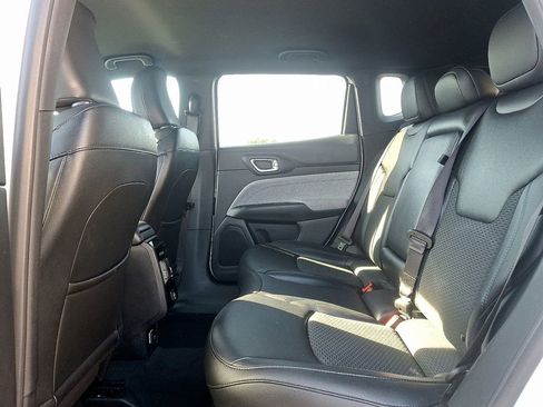 Used 2024 Jeep Compass Latitude image 10