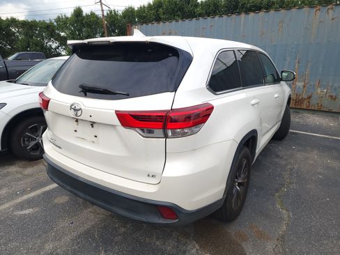 Used 2017 Toyota Highlander LE FWD image 6
