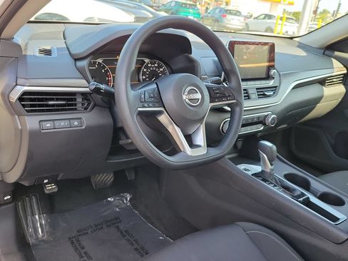 Used 2025 Nissan Altima 2.5 SV FWD image 8