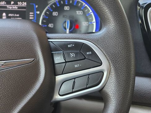 Used 2020 Chrysler Pacifica Touring FWD image 18