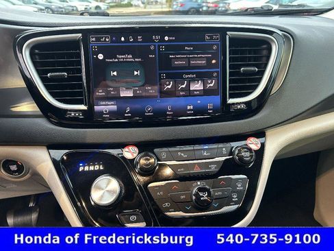 Used 2024 Chrysler Pacifica Touring-L image 23