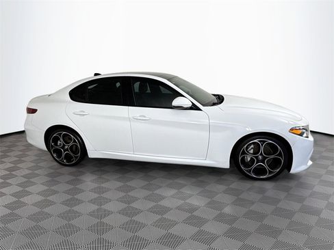 Used 2022 Alfa Romeo Giulia Ti image 9